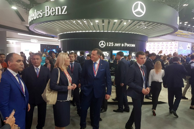 Cvijanovićeva i Dodik obišli štandove učesnika foruma