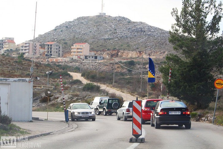 Uslovi za vožnju povoljni, kraća zadržavanja na granici