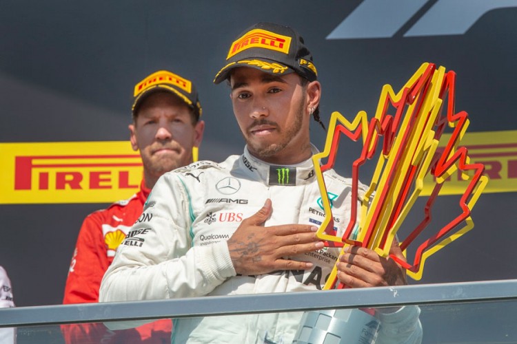 Kontroverzna trka: Fetel prvi prošao kroz cilj, Hamilton slavio