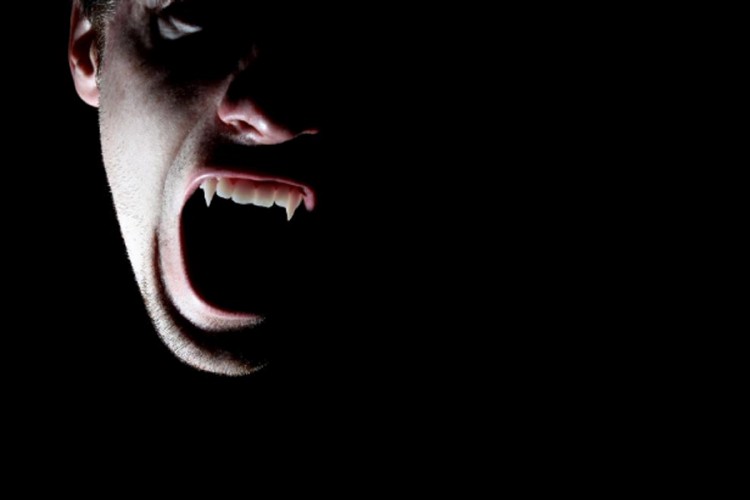 Prerušavao se u vampira i plašio bivšu tokom odnosa s novim partnerom