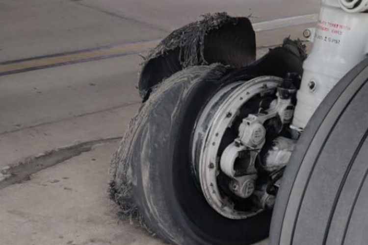 Avion pun putnika hitno sletio, a onda je eksplodirala guma