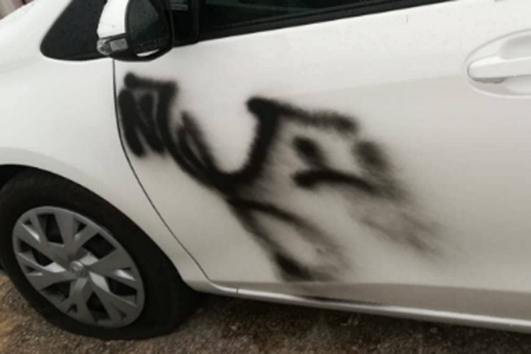 Kombi išaran ustaškim i nacističkim simbolima u Splitu