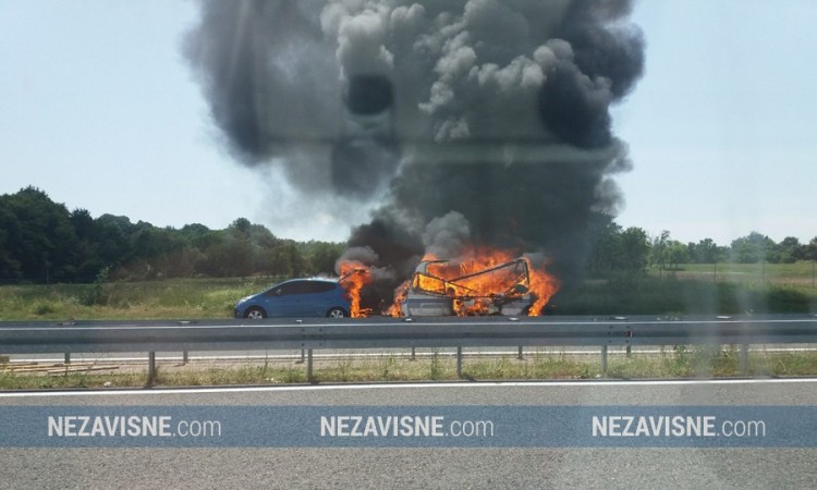 Zapalio se auto sa kamp prikolicom kod Nove Topole