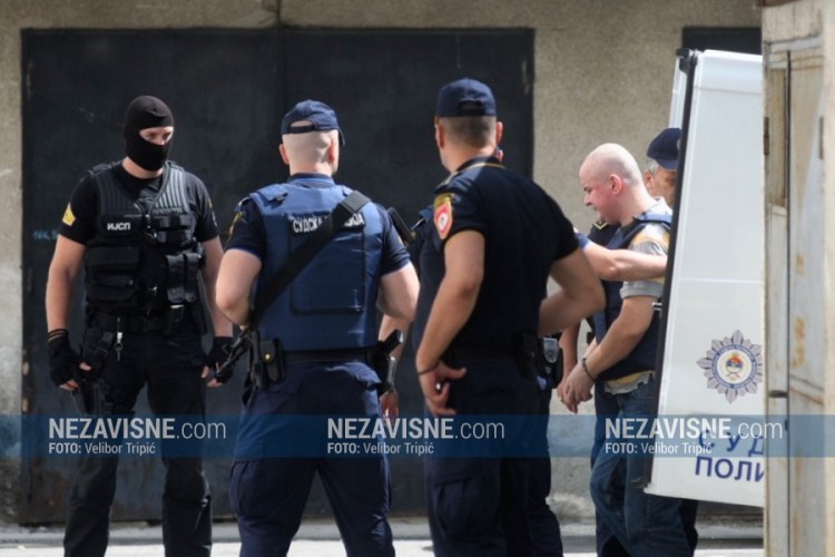 Đukanović bio u panciru, čuvale ga duge cijevi