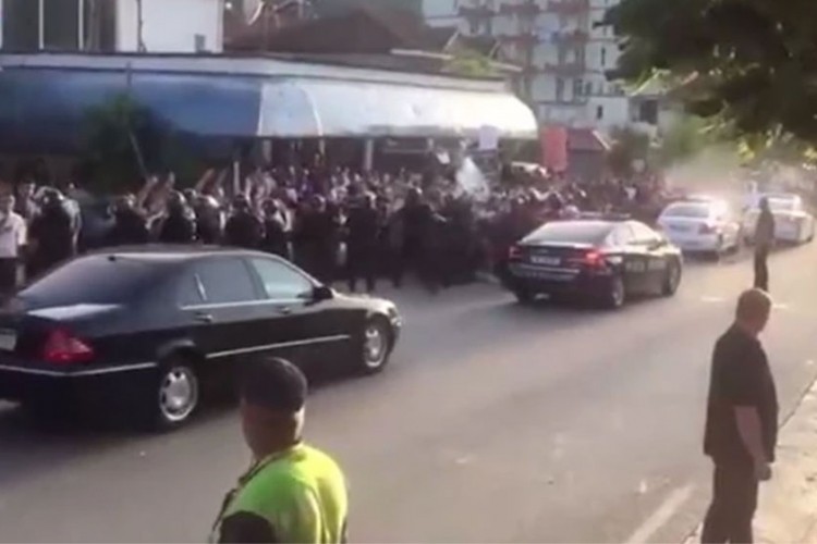 Kamenovan konvoj automobila Edija Rame