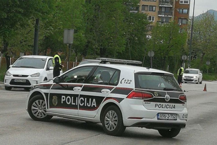 Vozio kombi u rikverc pa udario staricu