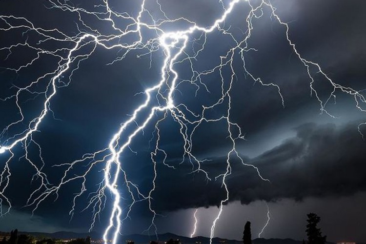 Hrvatsku za dva sata pogodilo više od 16.300 munja