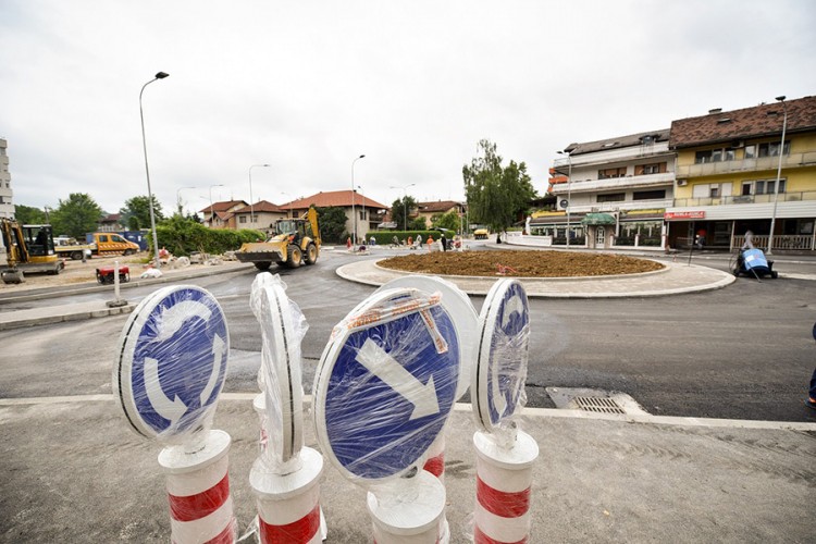 Postavljen prvi sloj asfalta na kružnom toku na Laušu