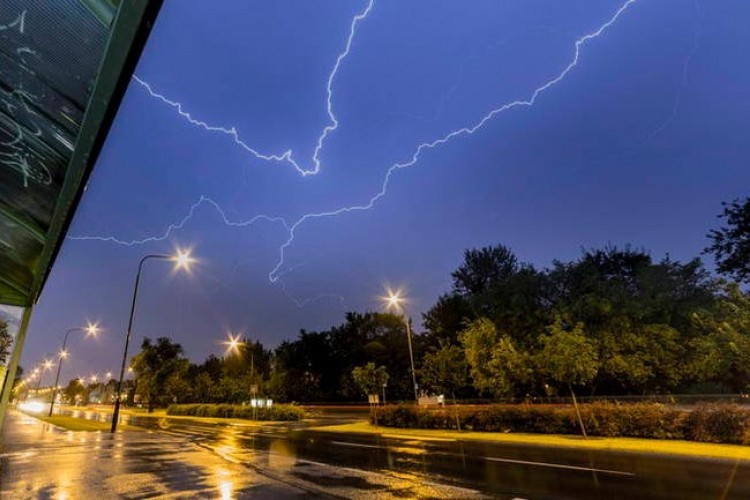 Oblačno vrijeme sa pljus­ko­vi­ma i grmlja­vi­nom