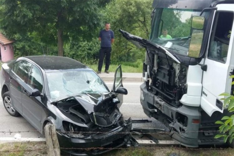 Udes kod Jajca, teže povrijeđen vozač automobila
