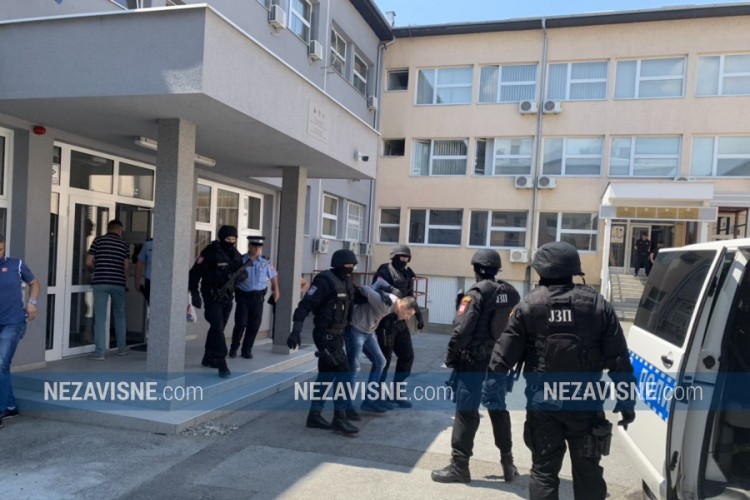 Sestra uhapšenog u akciji "Teatar" tokom privođenja nasrnula na snimatelje