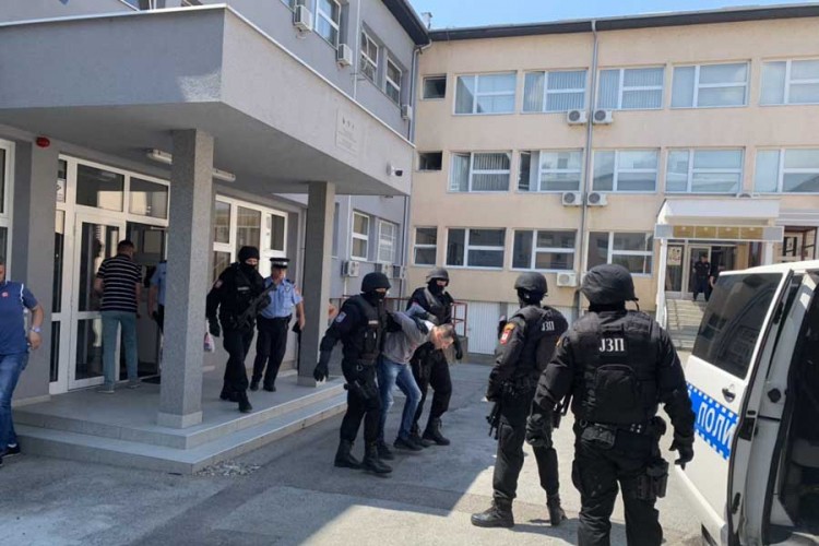 Sestra uhapšenog u akciji "Teatar" nasrnula na kamermane, majka lila suze