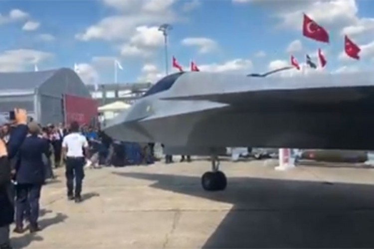 Na aerodromu "Le Burže" predstavljen novi model lovca TF-iks