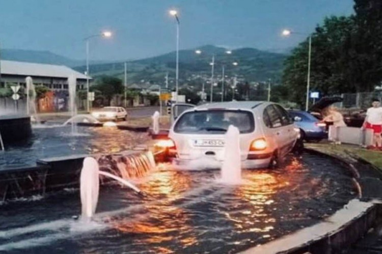 Automobil završio u fontani, povrijeđen vozač