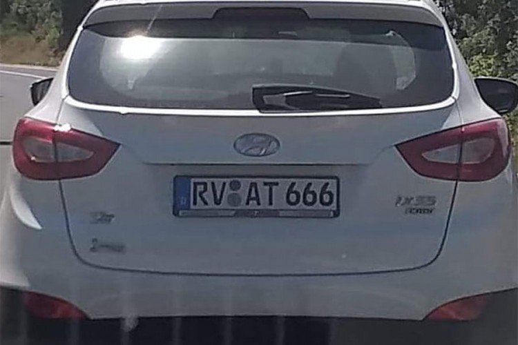 Pogledajte tablice na kojima vozi ovaj Hrvat