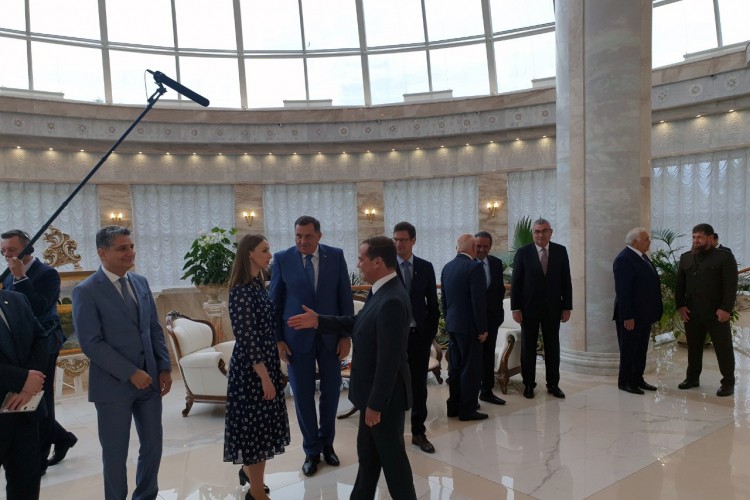 Srdačan susret Dodika i Medvedeva u Minsku