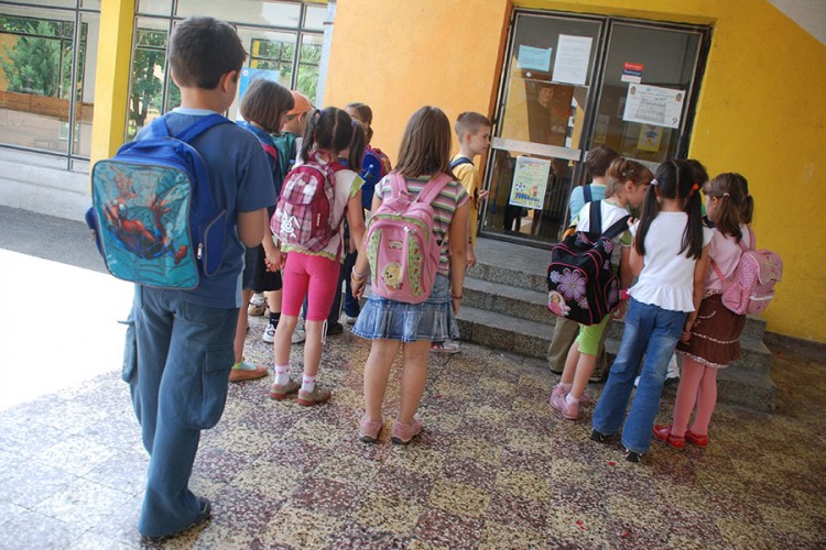 Klupe praznije za 23.000 đaka, nastavnika sve više