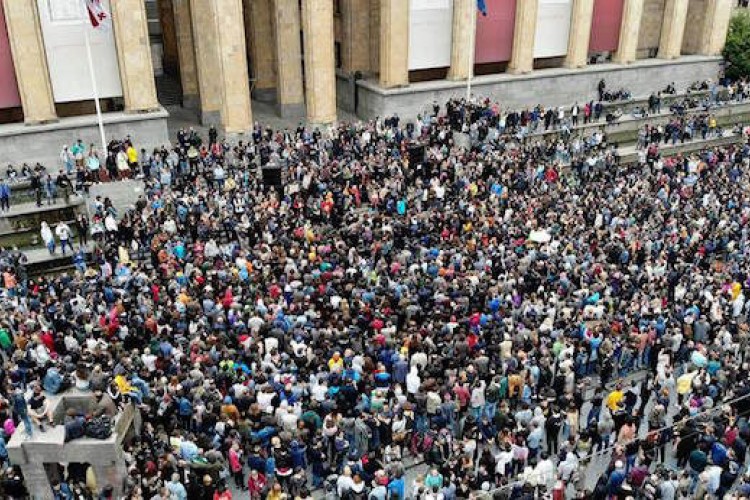 Nastavljeni protesti u Gruziji, Putin "prizemljio" avione