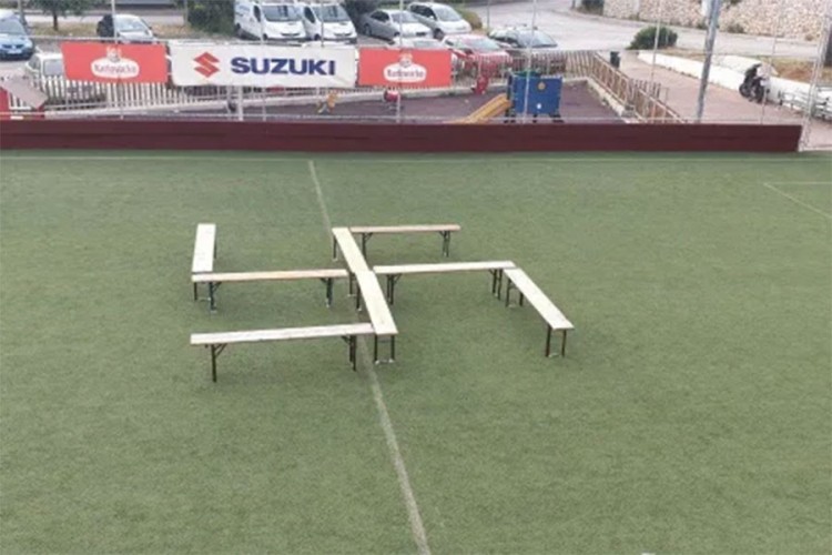 Nova svastika u Hrvatskoj: Kukasti krst od klupa na terenu za mali fudbal