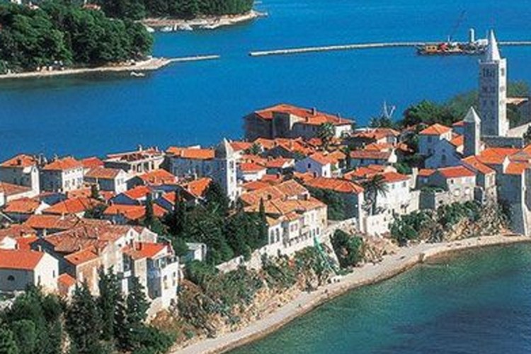 U Rabu i dalje opasno: Plin je eksplozivan, stanovnici i turisti evakuisani