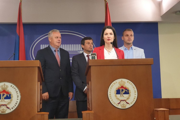 Opozicione stranke će tražiti da se ukine zabrana dolaska građana na trg