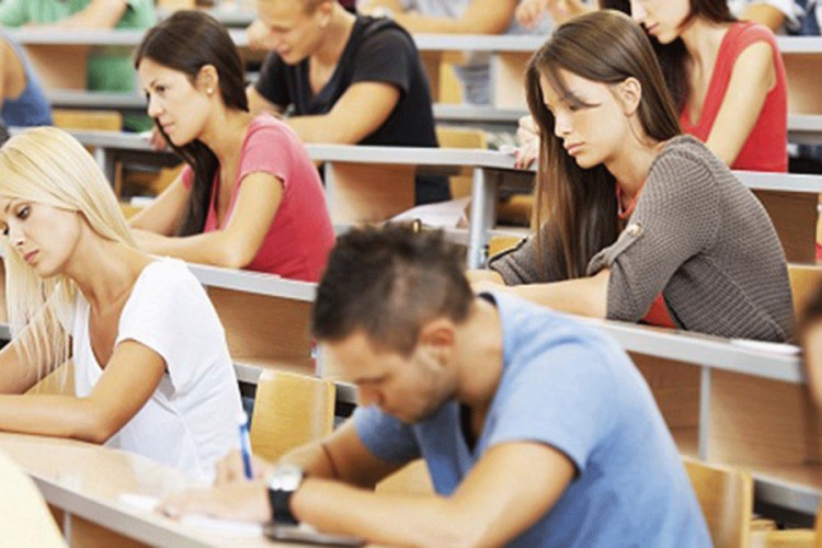 Sve manje studenata u RS