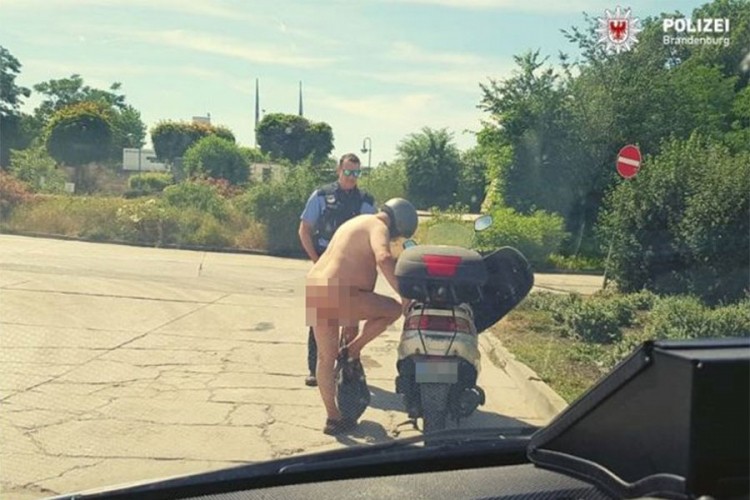 Vozio motor potpuno go, policija ga pustila bez kazne