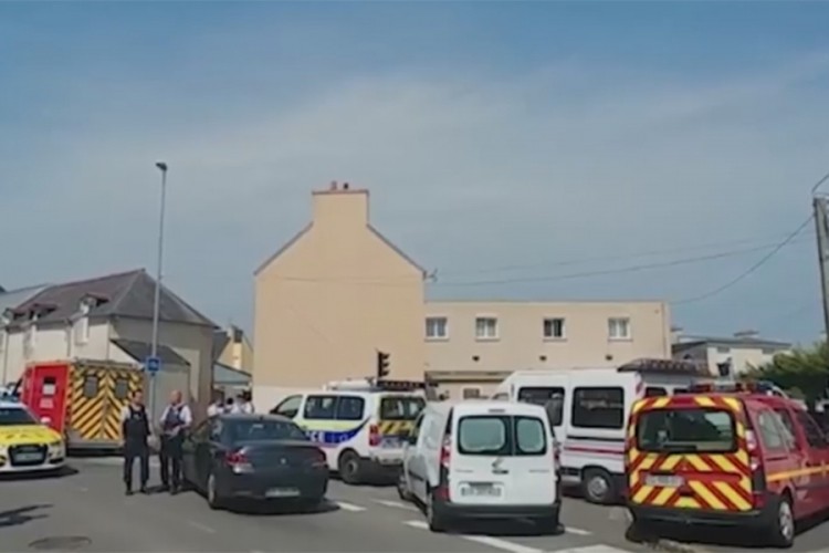 Pucnjava ispred džamije u Francuskoj, dvoje ranjeno