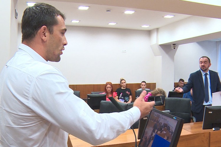 Čolićevom advokatu sporna dužina palice