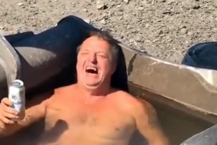 Pokazao u kakvom se “bazenu” rashlađuje i postao hit na internetu