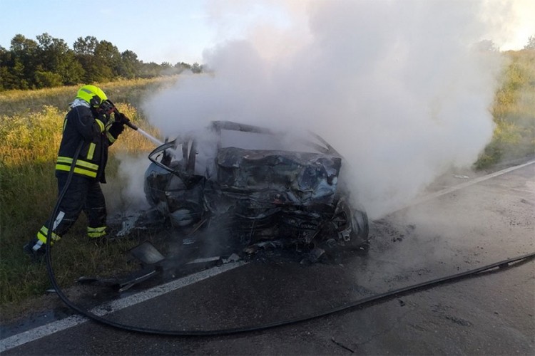 Četiri osobe povrijeđene u Verićima, izgorio opel
