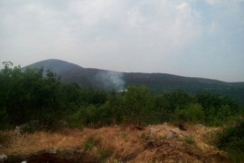 Požar između Bileće i Trebinja aktivan i dalje