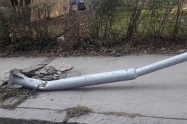 Udarila automobilom u stub