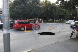 Propao asfalt u Gundulićevoj ulici