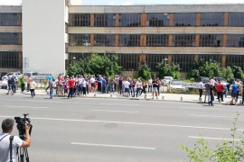 Radnici Aluminija pred zgradom Vlade FBiH, pregovori sa Arapima nisu im ...