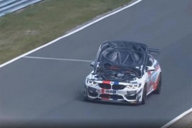 Većinu kruga vozio s otvorenom haubom pa se zabio u boks