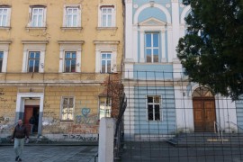 Srušena ograda podjele u školskom dvorištu u Travniku
