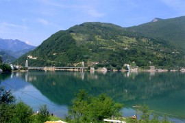 Posvađali se zbog djevojke pa pucao iz pištolja na Jablaničkom jezeru
