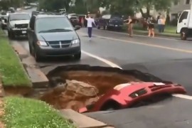 Asfalt propao, zemlja progutala automobil