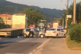 Tri lica povrijeđena u sudaru tri vozila