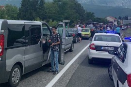Radnici Aluminija blokirali put kod tunela Salakovac