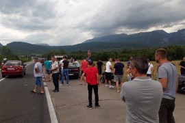 Policija uz upotrebu sile uklonila radnike "Aluminija"