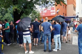 Protest radnika Aluminija ispred zgrade HDZ-a u Mostaru