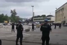 Opsadno stanje na Željezničkoj stanici, specijalaci opkolili migrante