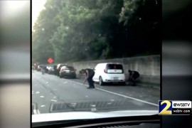 Vozači skupljaju novac rasut po putu