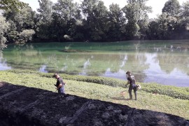Vatrogasci uređuju obalu rijeke Une
