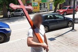 Nosio krst sa svojim imenom kroz grad, policija ga našla u mrtvačkom ...