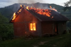 Vlasnik bio u malinjaku dok mu je kuća gorjela