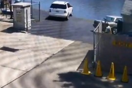 Pritisnula gas umjesto kočnice pa završila u rijeci