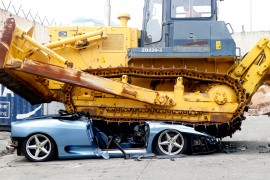 Tužan prizor: Buldožerom smrvili luksuzni Ferrari